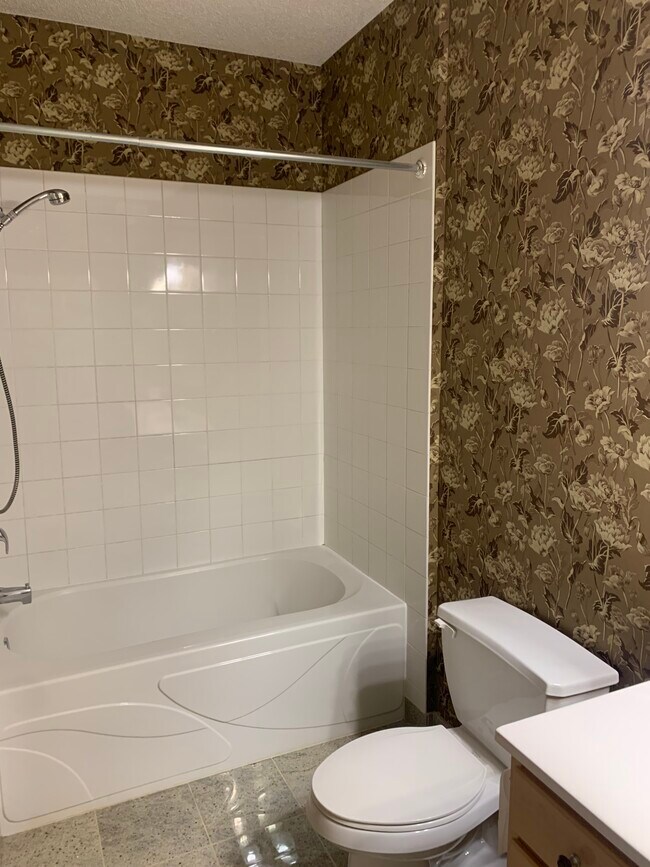 Master Bath - 645 N 1st St
