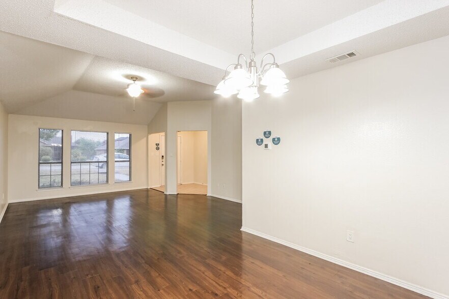 Building Photo - 2946 Lawndale Dr