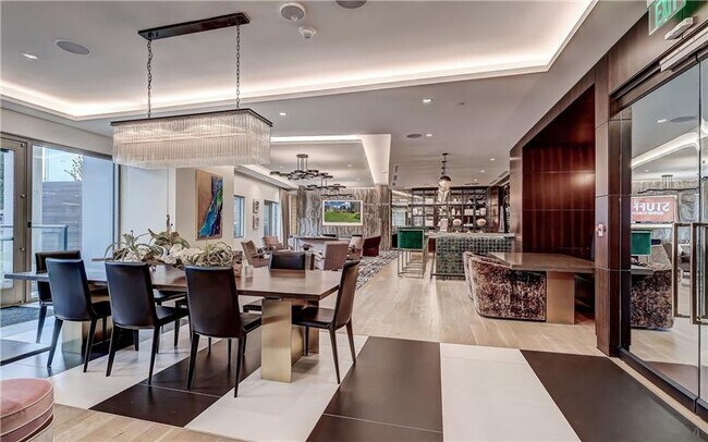 Building Photo - 2322 N Akard St