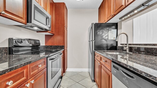 Building Photo - Charming 1BD/1BTH Ground Level Condo in St...
