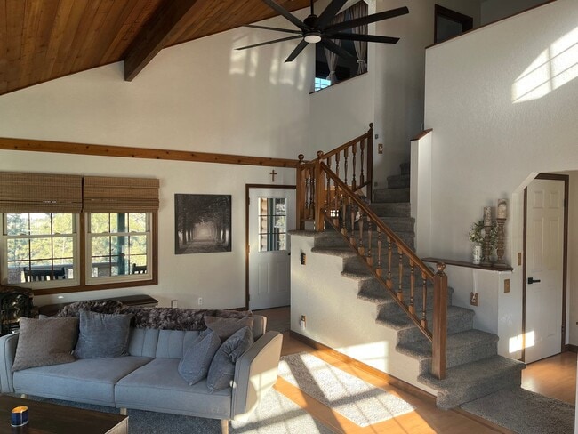Building Photo - Charming Emerald Hills Home
