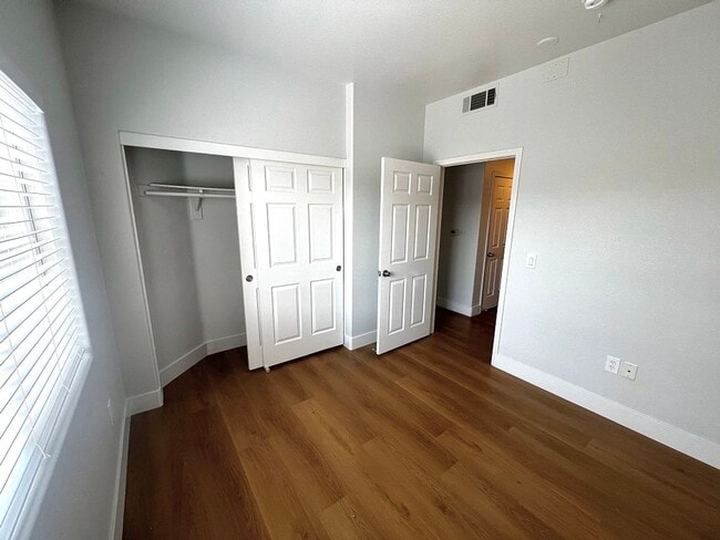 Building Photo - 3 bedroom/ 2 bath condo A Must See