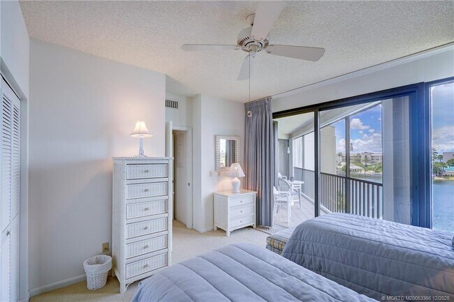 Building Photo - 221 NE Plantation Rd