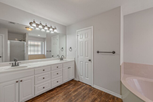 Building Photo - 3 Bed/ 2 Bath Home in Edelweiss Gartens Available for August Move In!