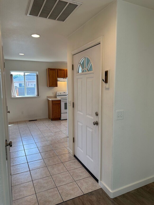 Building Photo - Charming 1 bedroom 1 bath house in Springfield!