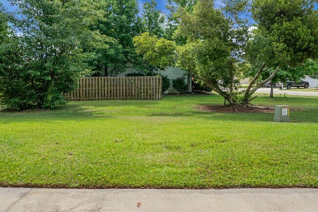 Building Photo - 3 bedroom, 2.5 Townhome