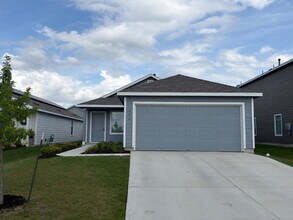 Building Photo - Three bed two bath two car garage in Sunset Oaks community.