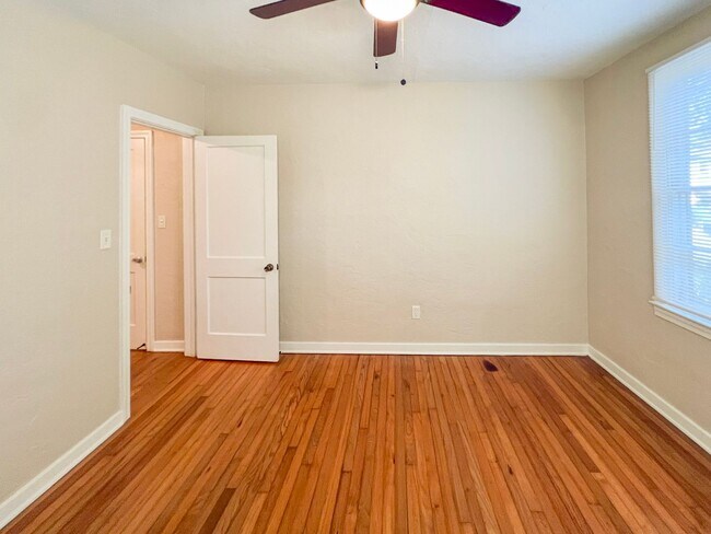 Building Photo - 2/2 House Walking Distance to Campus - Available Fall 2026! *Application Pending*