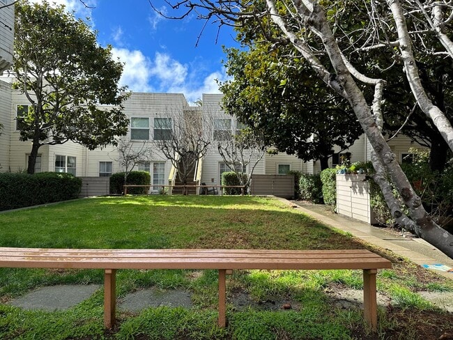 Building Photo - EPIC REA: Bright 1bd/1ba Condo with Washer/Dryer in unit and Parking!