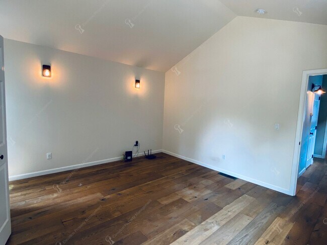 Building Photo - Desirable Modern & Charming Westside 2BR -...