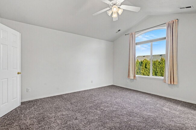 Building Photo - Two-Story 3 bed, 2.5 bath Home in East Salem with Large Bonus Room!