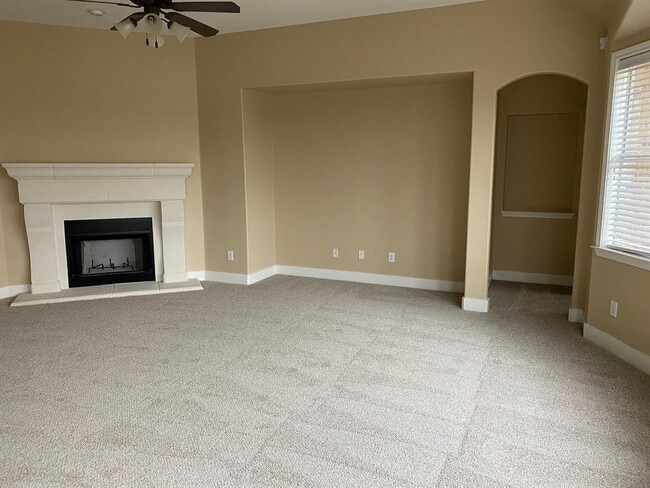 Building Photo - 302 Las Colinas Dr