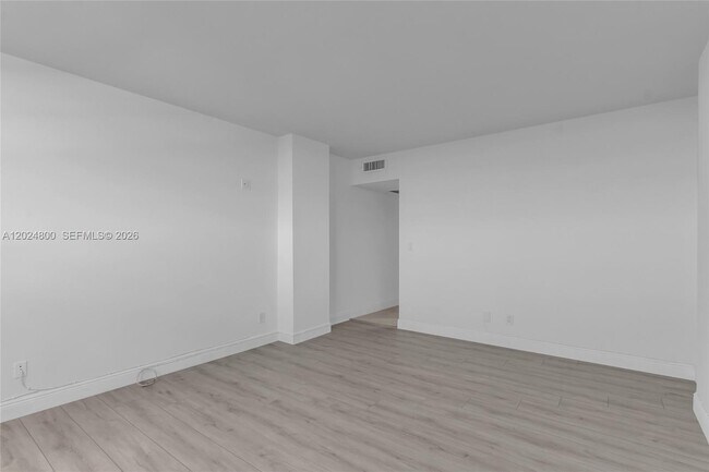 Building Photo - 90 Edgewater Dr