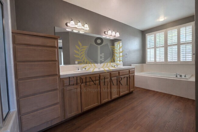 Building Photo - 818 S Apple Ave