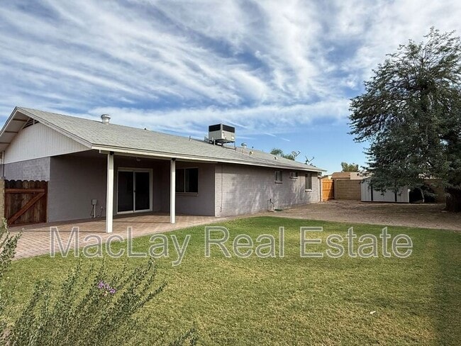 Building Photo - 2535 E Maryland Dr