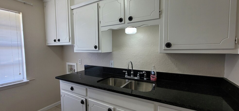 Building Photo - 728 N Main St