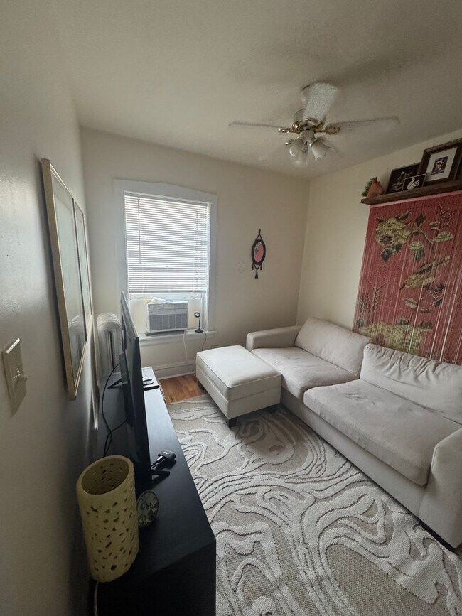 Building Photo - Lovely and Very Large Ravenswood Manor 1 BR