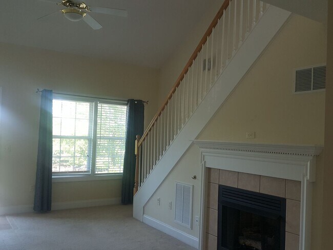 Building Photo - 3 Bedroom 2 Bath Townhouse