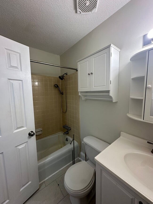 Building Photo - 3 bedroom home near Wire Park