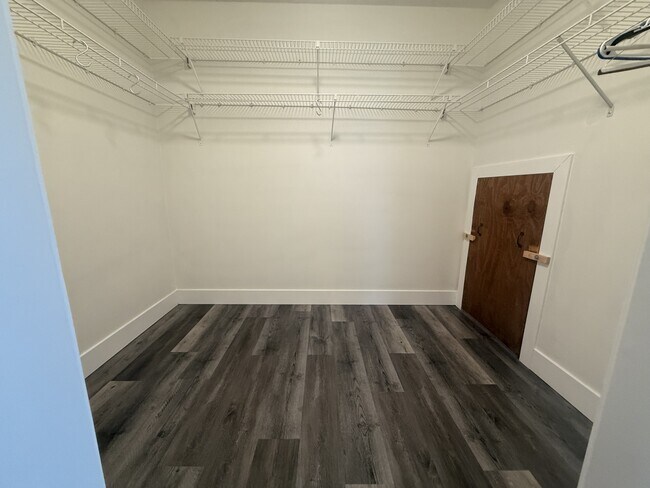 Building Photo - 1949 Arlington Arch Dr