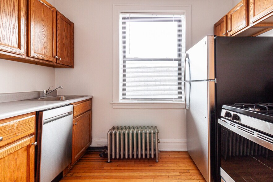 Building Photo - 1913 W Larchmont Ave