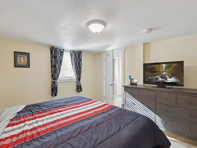 Building Photo - Updated 3 Bed | 1 Bath W/ Private Fenced Y...