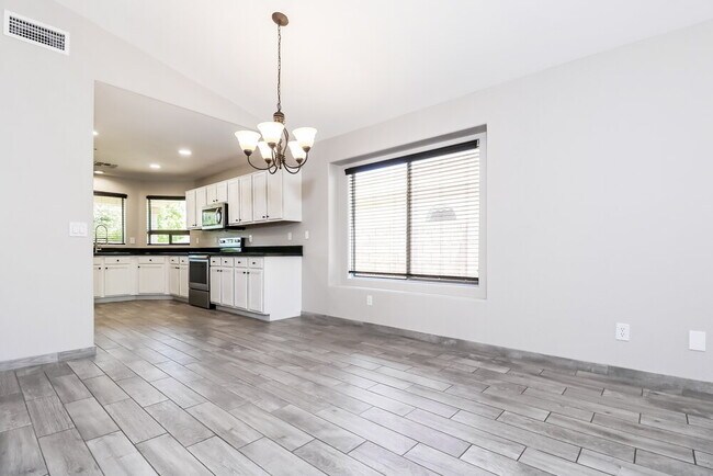 Building Photo - 15881 W Latham St