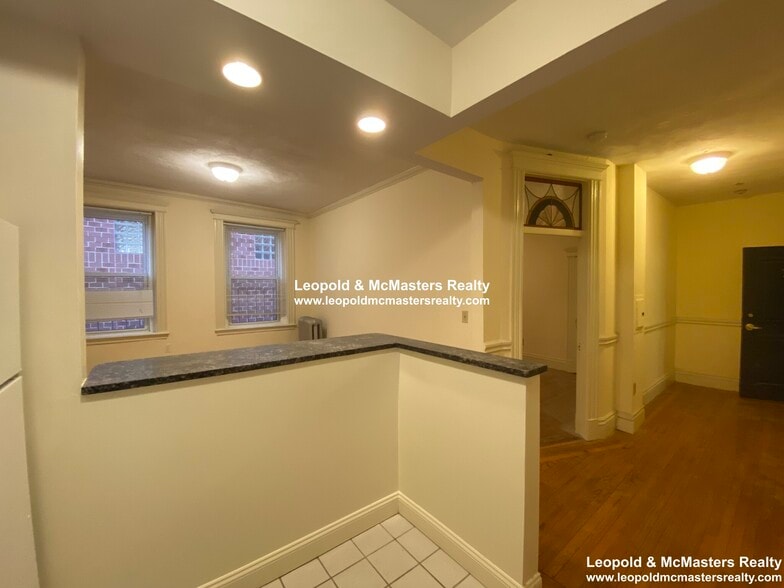 Building Photo - 48 Queensberry St