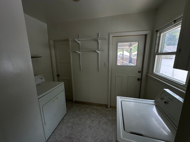 Building Photo - 3 Bed, 2 Bath Home in Lake Balboa