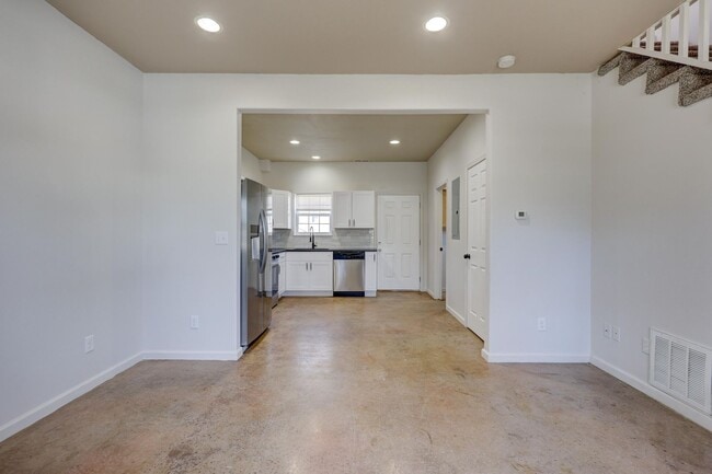 Building Photo - 1003-1005 Orchard St