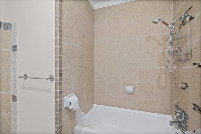 Building Photo - Spacious Riverview 1B/1B Condo