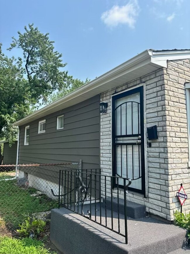 Building Photo - Gary West Side 4 Bed 2 Bath 2 Car Garage