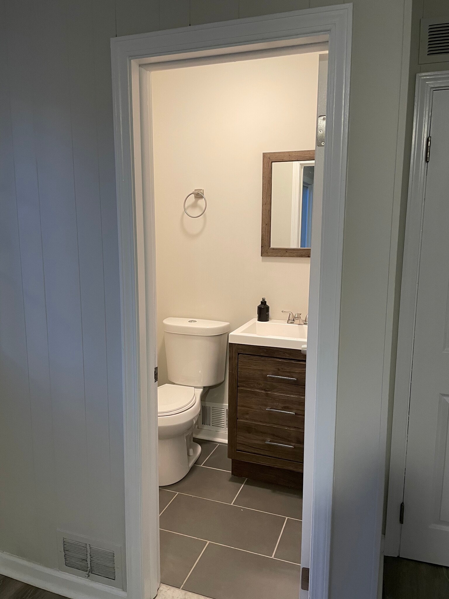 1/2 bath room - 87 Shalimar Dr