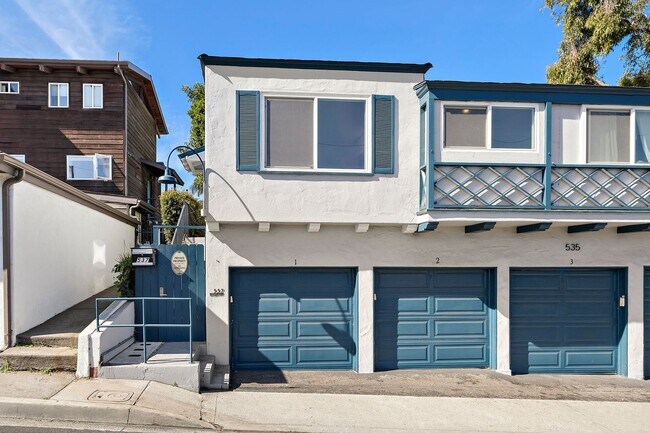 Building Photo - Centrally Located in the heart of Laguna Village