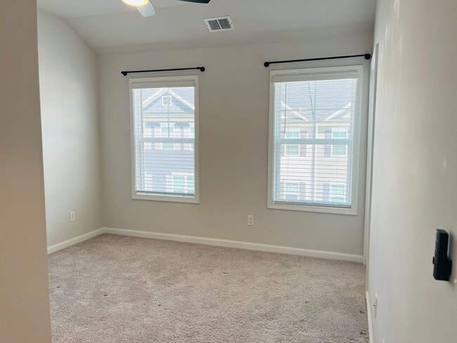 Building Photo - Stunning 3 bedroom, 3.5 bathroom townhome ...