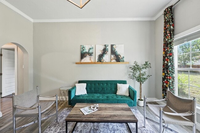 Building Photo - Beautifully Renovated Home with Modern Com...