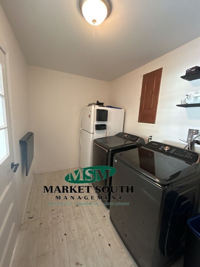 Building Photo - **APPLICATION PENDING!** Fully Furnished H...