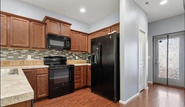 Building Photo - Large 4 bedroom home-Pet friendly!