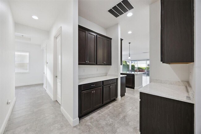 Building Photo - 5013 E Fountainwood Dr