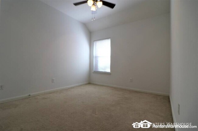 Building Photo - Stunning 3 bedroom, 2 bath in ideal location!