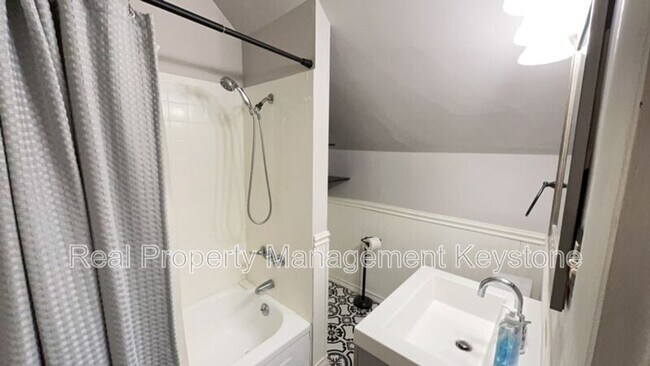 Building Photo - 923 Chislett St