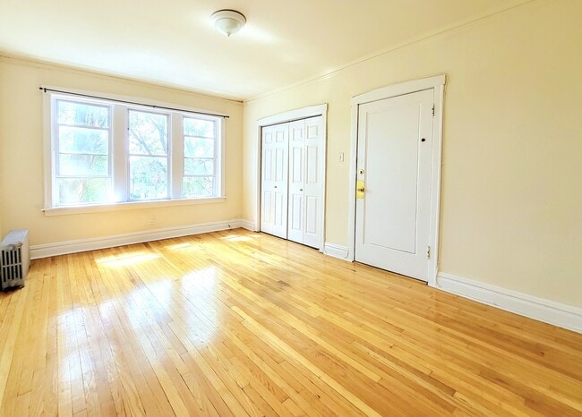 Building Photo - 3406 W Berteau Ave