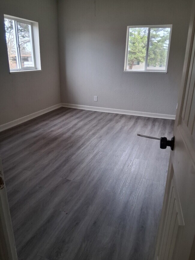 Building Photo - 819 S Elm Ave