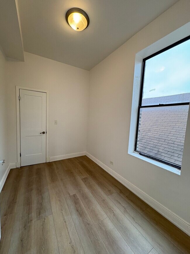 Building Photo - 1628 N Kimball Ave