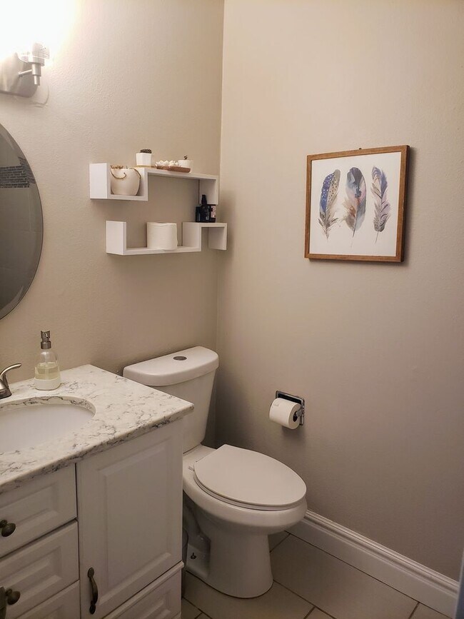Building Photo - Stylishly Updated 2BR Townhome Near City Park Denver
