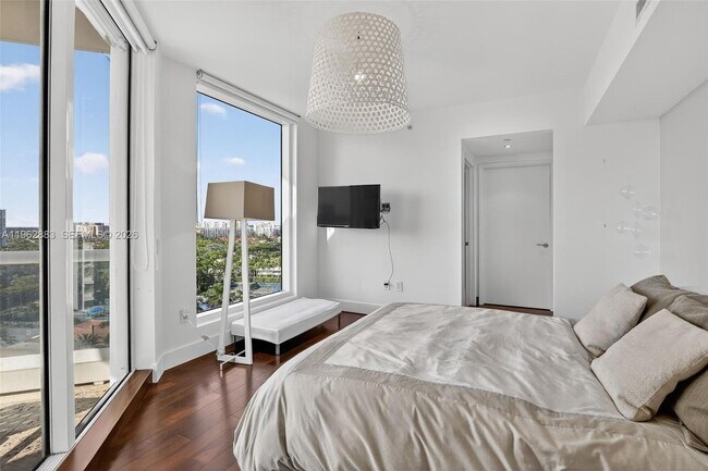 Building Photo - 6000 Island Blvd