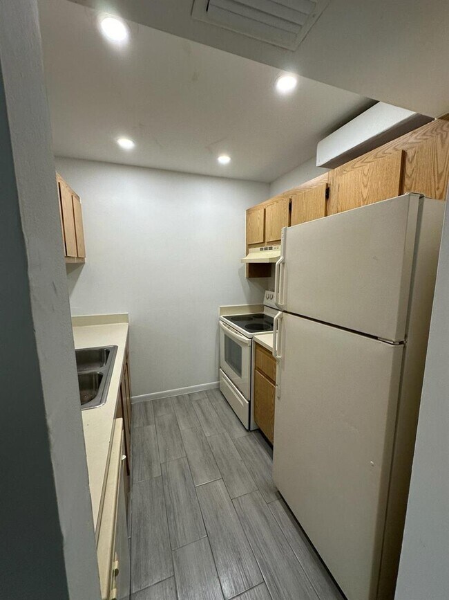 Building Photo - 1846 Abbey Rd