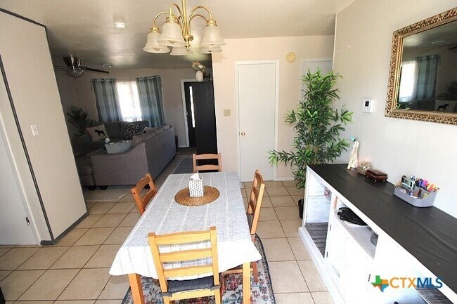 Building Photo - 2706 Live Oak Dr