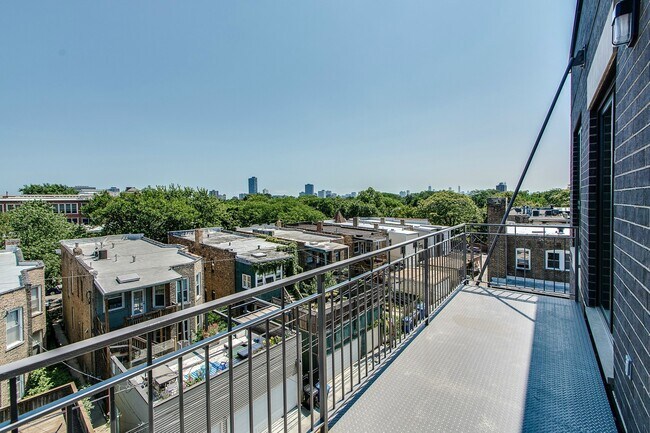 Building Photo - 4421 N Clark St
