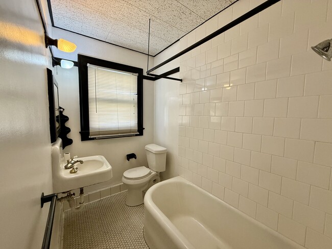 Building Photo - 313 W Allen St